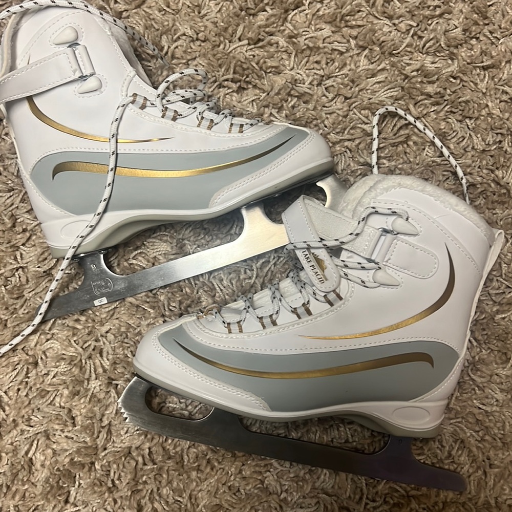 New womens size 6 ice skates